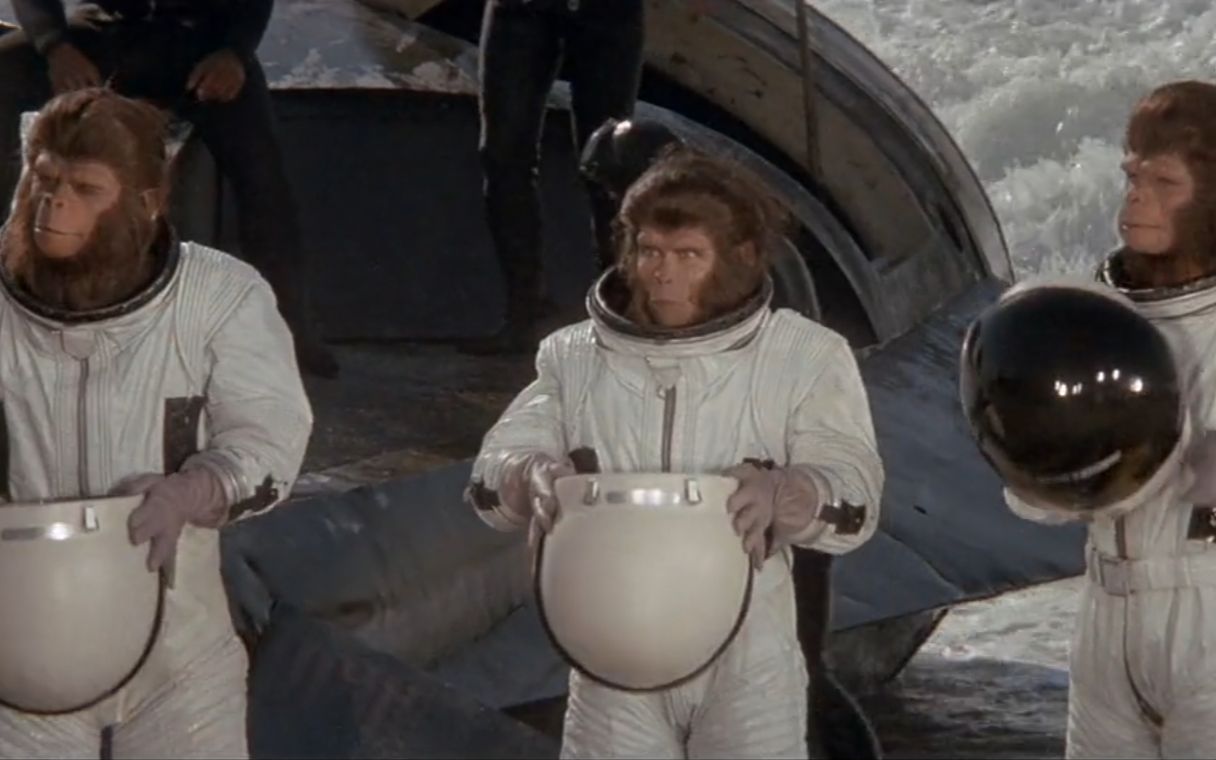 人类从海上打捞出一艘航天飞船，却不想里边钻出三个会说话的人猿