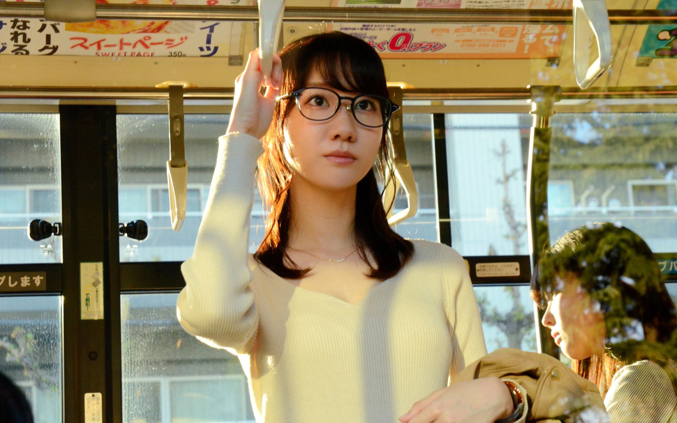 日本的公交车也太拥挤了，这个女孩直接带球撞人