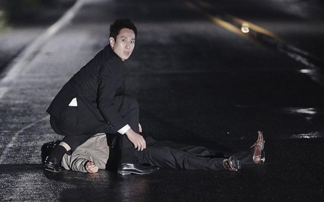 韩国高分电影《走到尽头》！男子撞死人后，竟将尸体藏进母亲棺材里